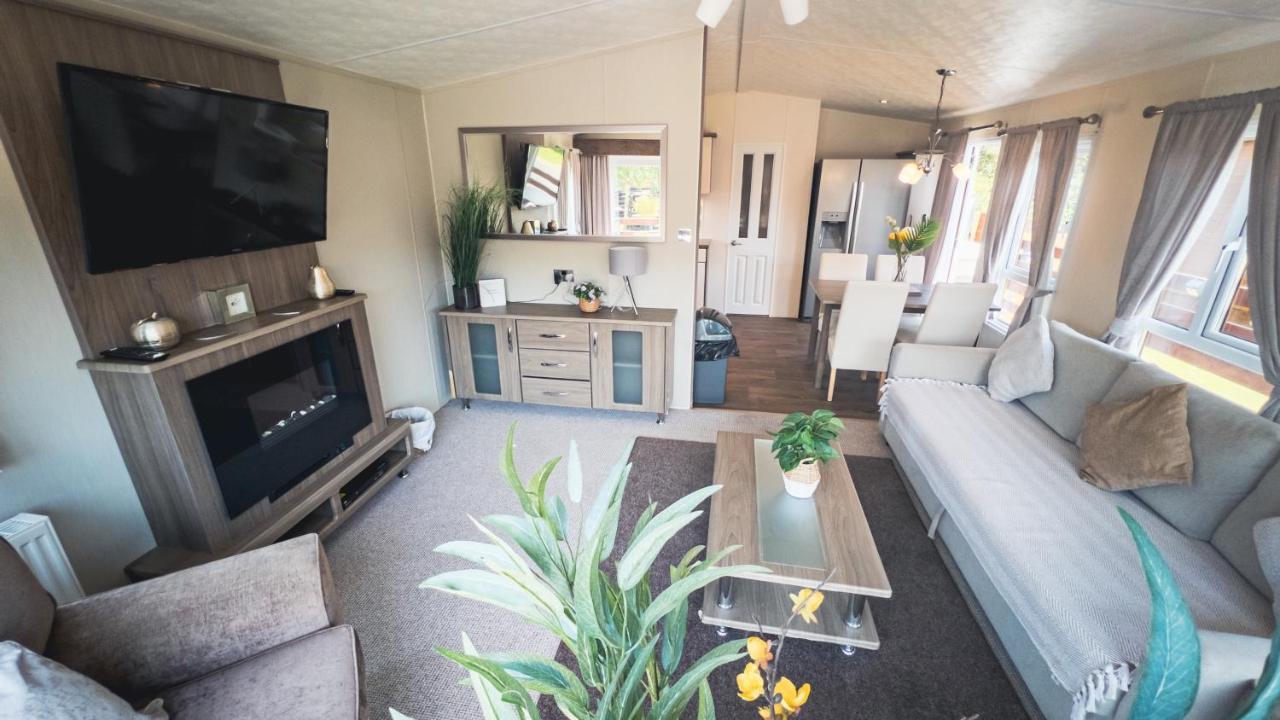 Hazel Oaks, Beautiful Lodge With Hot Tub - Sleeps 6 - Felmoor Park Morpeth Exterior foto